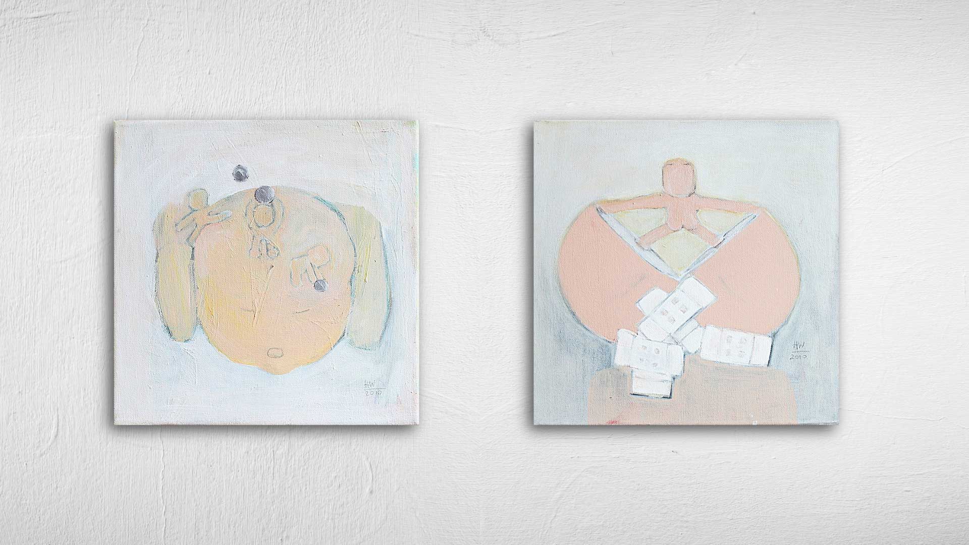 Zwei quadratische Gemälde nebeneinander: links ein grosser, hautfarbener Kopf mit kleinen, stilisierten Figuren und Formen darauf vor hellem Hintergrund, rechts eine kleine Figur vor hellem Grund, die einen ähnlichen Kopf zu beiden Seiten auseinanderstemmt; am Hals kleben mehrere weisse Heftpflaster.