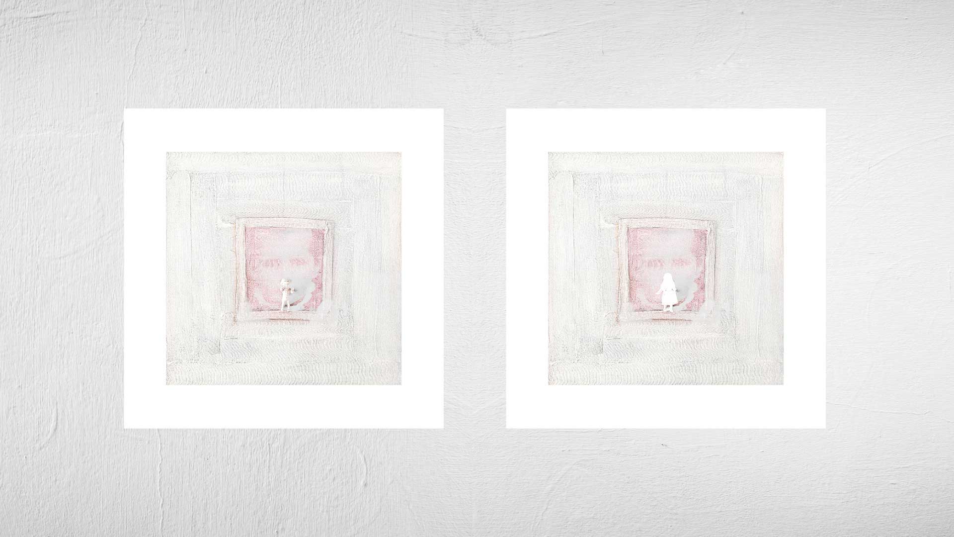 Ein zarter Innenraum mit Figur im Fensterfeld, der in den Artprints mit dem zugrunde liegenden Ahnenbild überlagert wird; die Wiederholung macht spürbar, wie sich ein einziger Moment von Haltlosigkeit in verschiedenen Schichten und Rollen erzählen lässt.