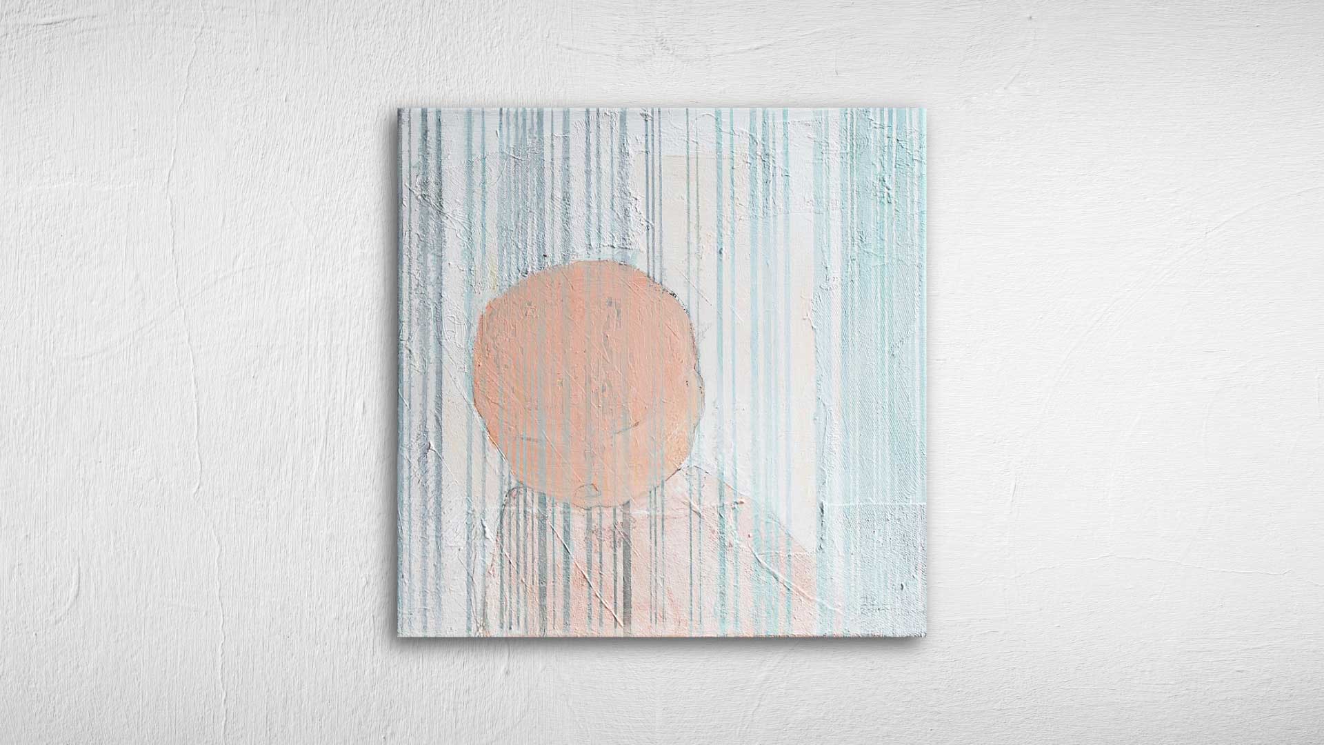 Quadratisches Gemälde von Heidrun Föhn: eine grosse Kopf, davor und darüber verlaufen zahlreiche feine, senkrechte Linien in Türkis und Weiss über eine helle, strukturierte Fläche.