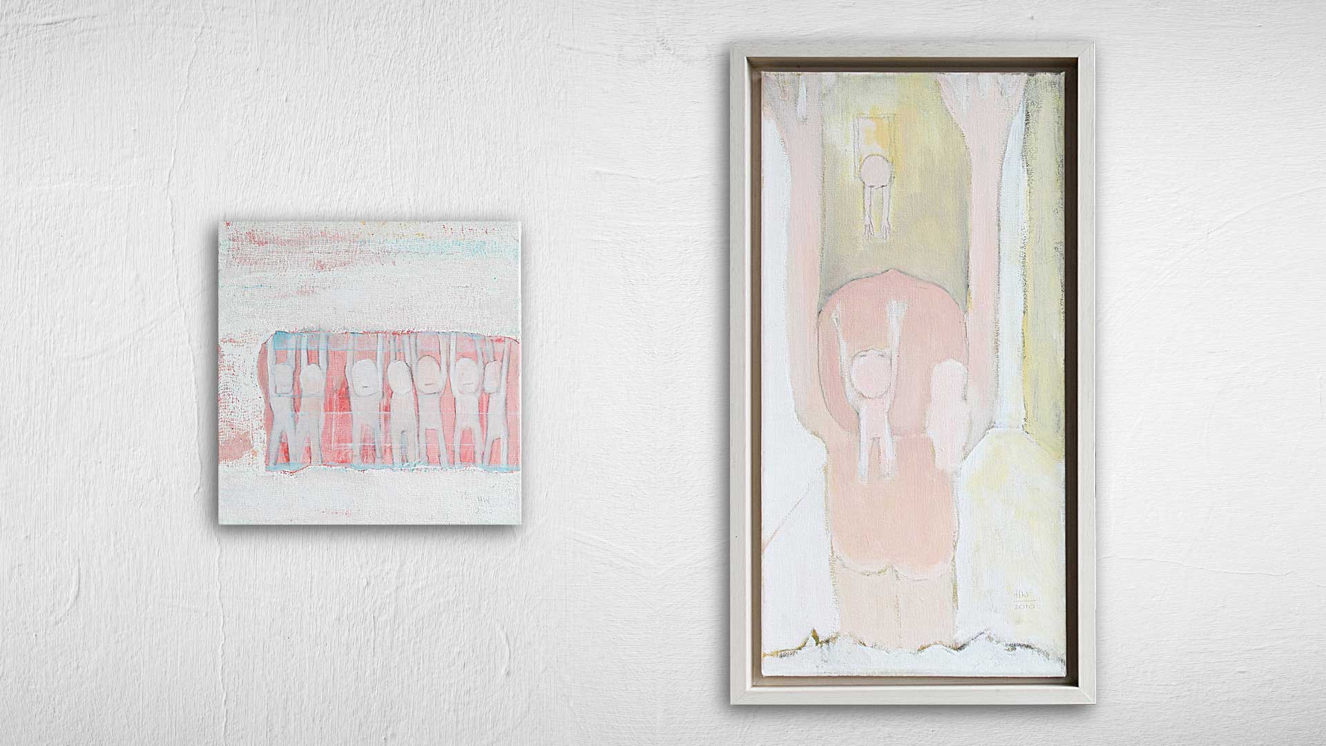 Zwei Gemälde nebeneinander: links ein kleines, quadratisches Bild mit einer Reihe stilisierter Figuren in einem schmalen, rosa Raumstreifen, rechts ein hohes, rechteckiges Bild mit einer grossen, rosa Figur im Zentrum, deren Arme nach oben ragen, umgeben von weiteren kleinen Figuren und hellen Pastellflächen.