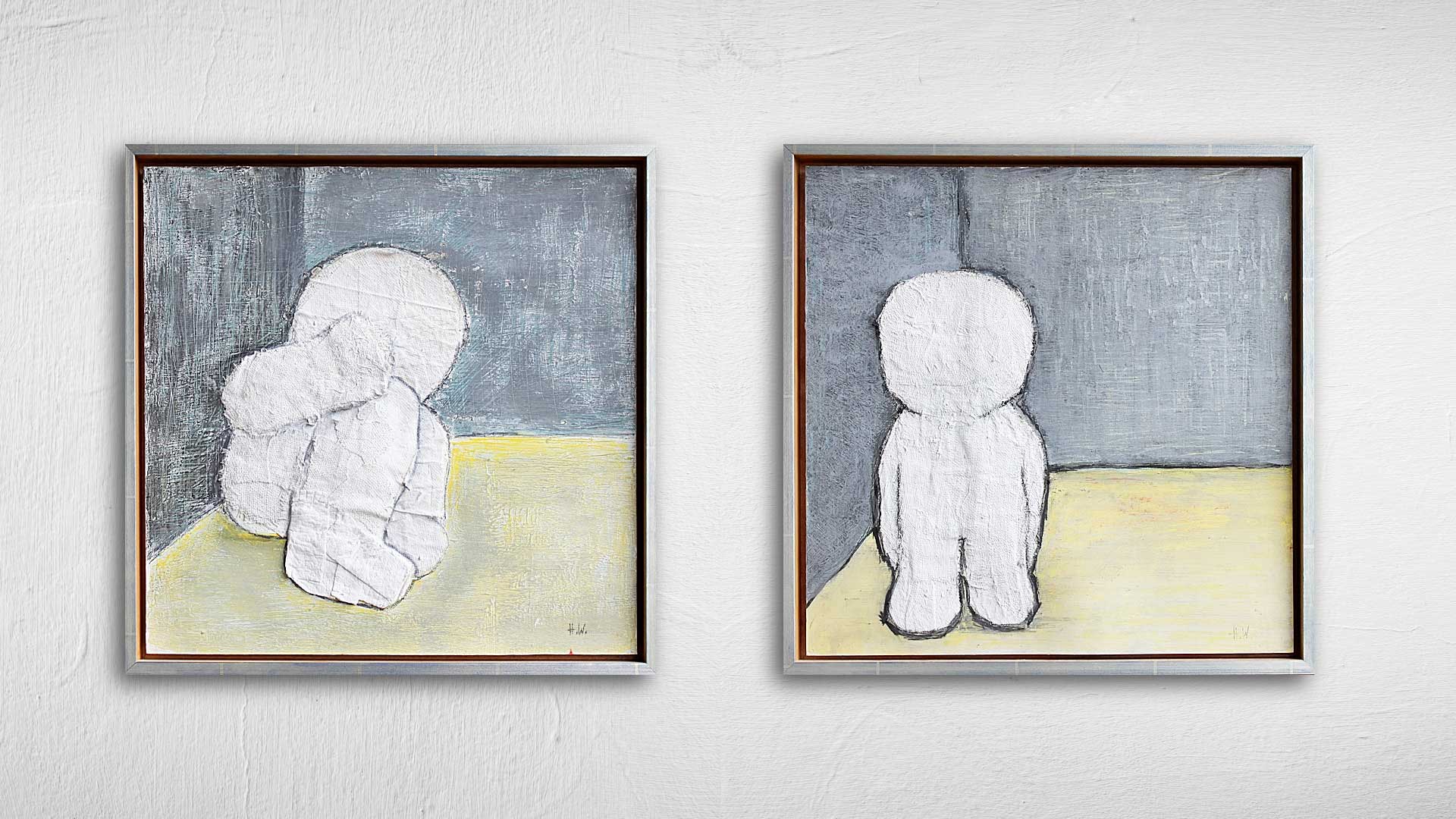 Zwei quadratische Gemälde nebeneinander: links sitzt eine weisse Figur zusammengesackt vor einer grauen Wand auf gelbem Boden, rechts steht eine ähnliche Figur mit dem Rücken zur Raumecke, ebenfalls in einem grauen Raum mit gelbem Boden.