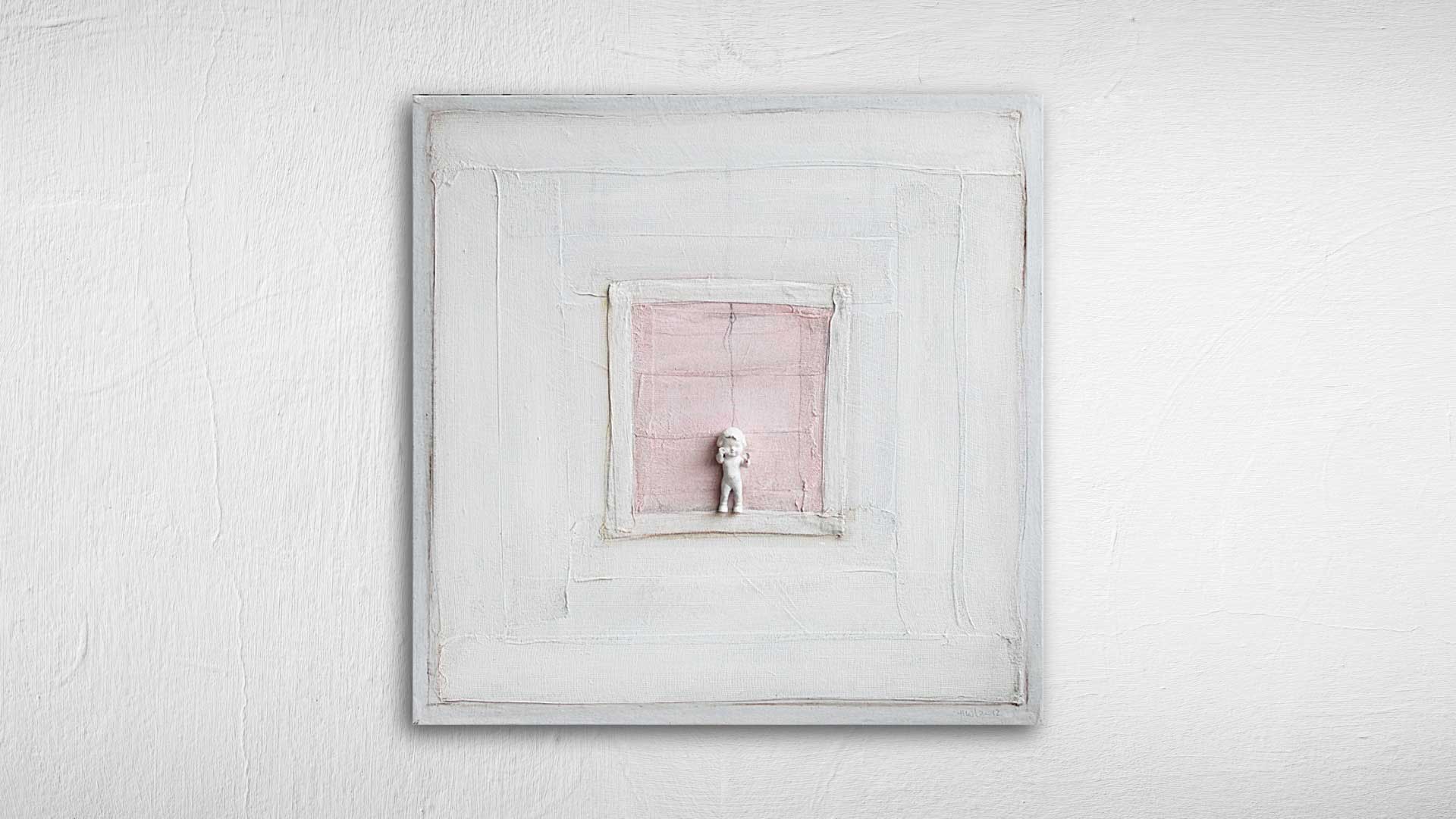 Quadratisches Relief von Heidrun Föhn: grosser weiss-grauer Bildraum mit konzentrischen Rechtecken, in deren Mitte ein kleines, rosa Feld liegt, darauf eine einsame, weisse Figur.