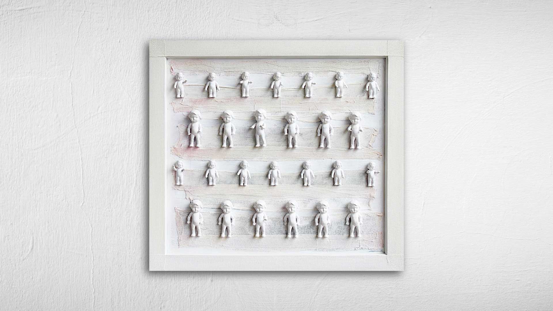 Quadratisches Relief von Heidrun Föhn: weisser Rahmen mit mehreren Reihen identischer, kleinformatiger Figuren, gleichmässig auf weissem Hintergrund angeordnet.