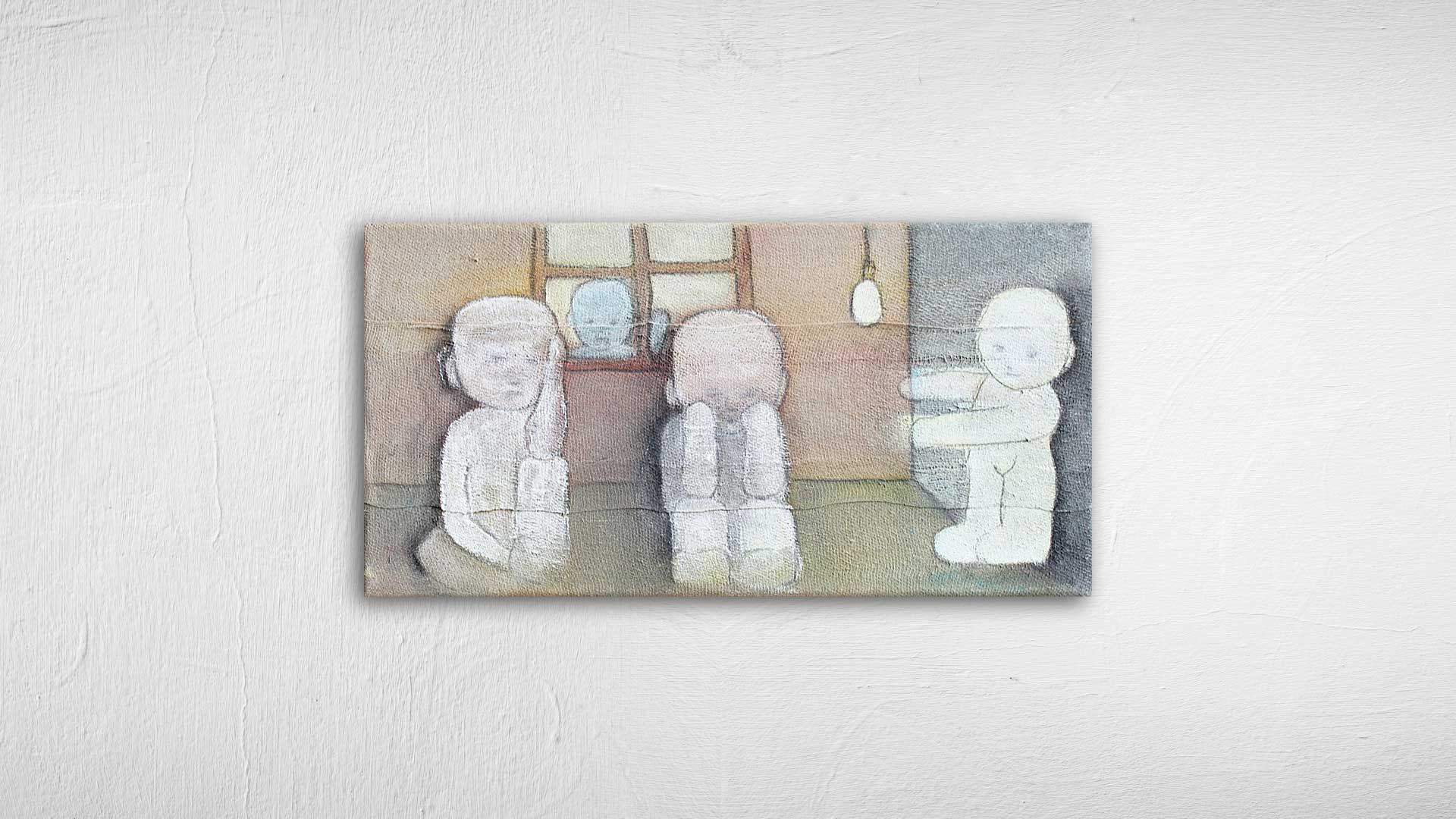 Horizontales Gemälde von Heidrun Föhn: drei blassweisse Figuren in einem Innenraum, zwei sitzend links, eine stehende rechts, im Hintergrund ein Fenster mit schemenhaftem Gesicht und gedämpften, pastelligen Farben.