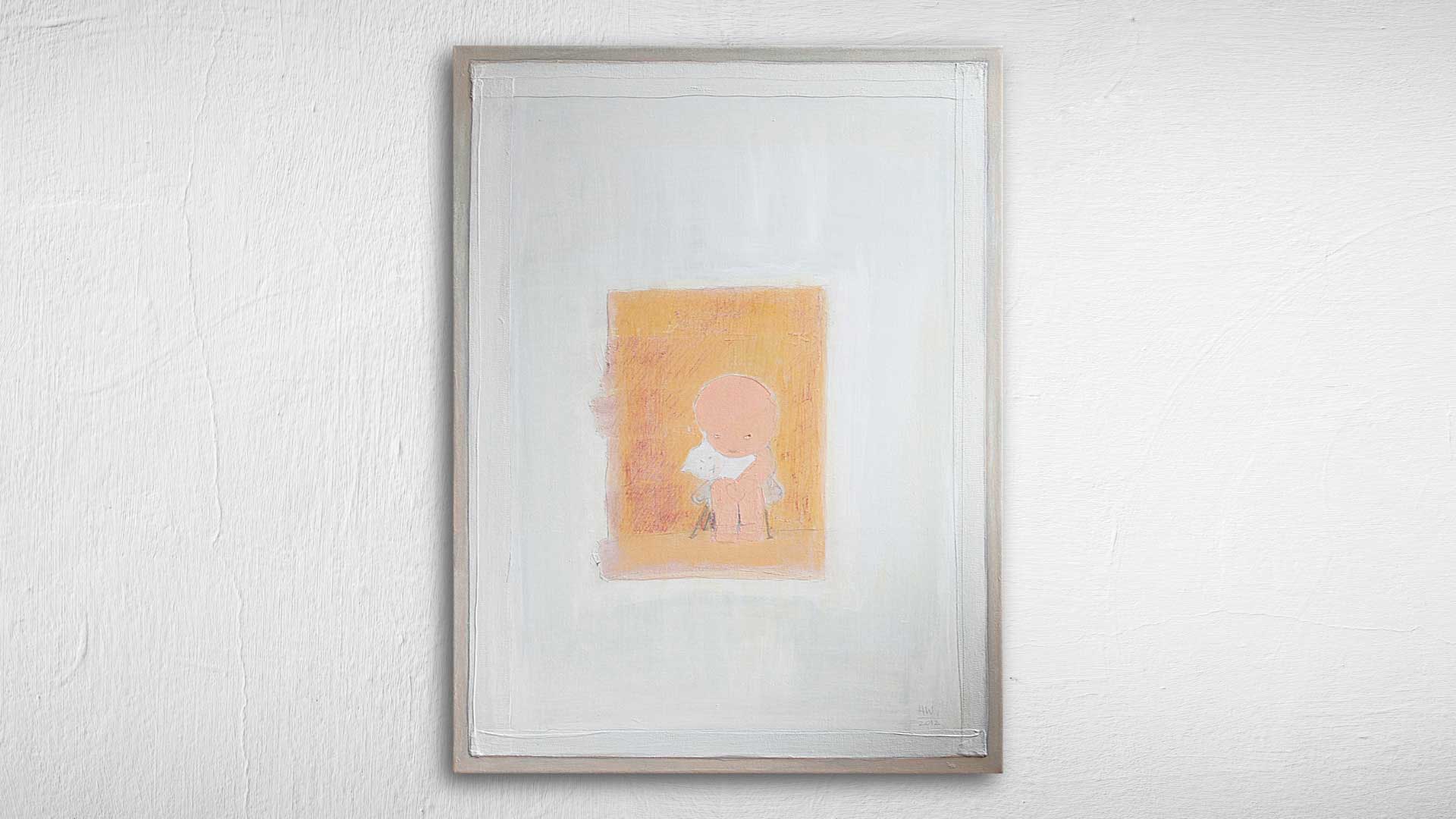 Gemälde von Heidrun Föhn: grosser weisser Bildraum mit einem kleinen, warm-orangefarbenen Rechteck in der Mitte, darin eine reduzierte Figur, die ein Stofftier im Arm hält.