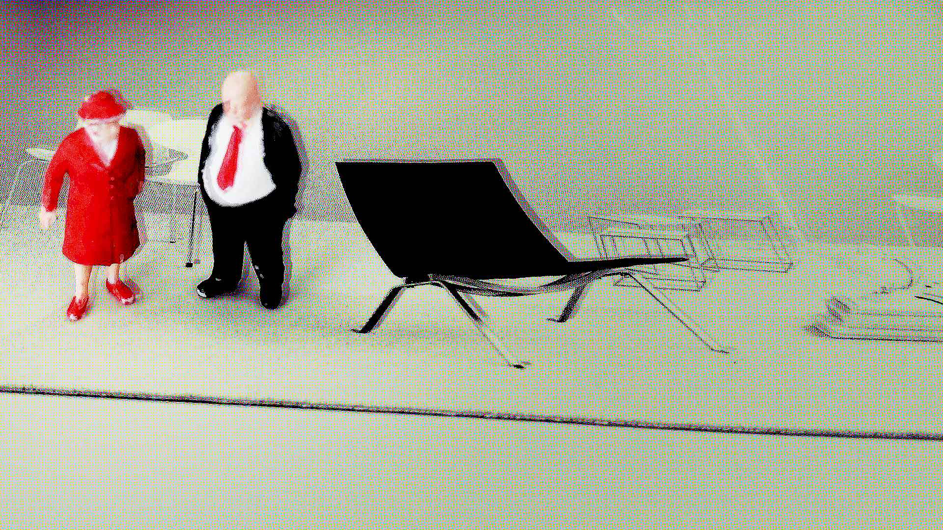 Zwei Modellfiguren in rotem Mantel und schwarzem Anzug stehen neben einem schwarzen Designer-Loungesessel in einer reduzierten, hellen Interior-Szene.