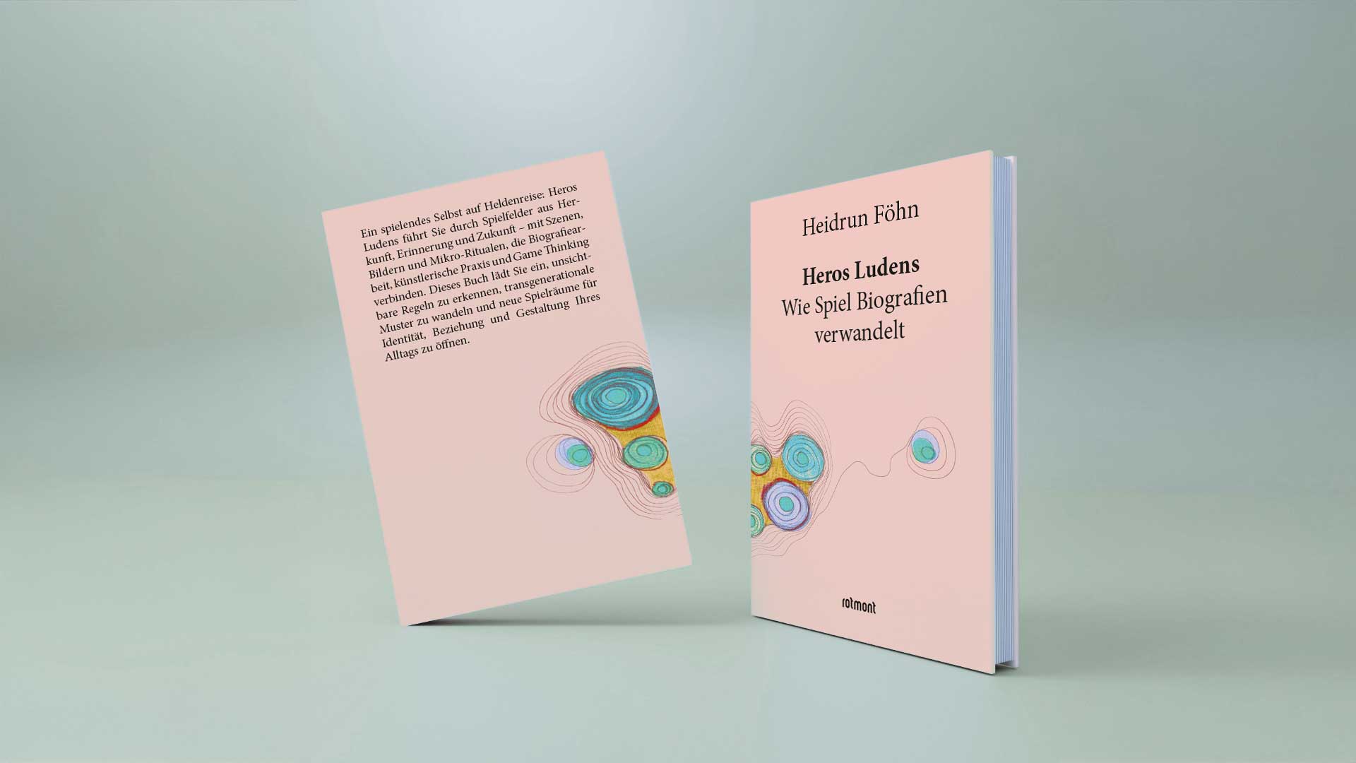 Mockup des Buches „Heros Ludens – Wie Spiel Biografien verwandelt“ mit Vorder- und Rückseite vor pastellgrünem Hintergrund, inklusive Klappentext und abstrakten topografischen Bildmotiven.