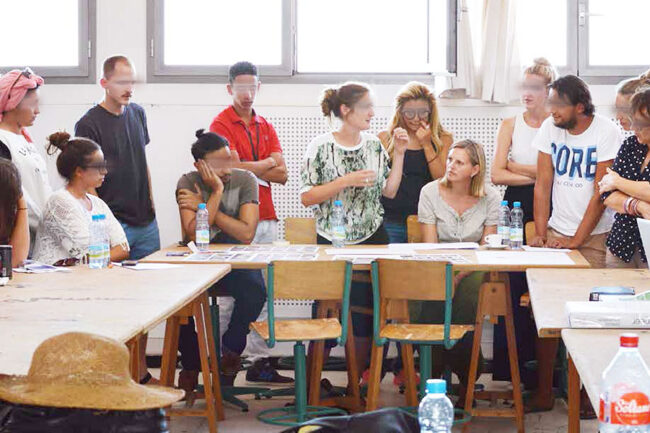 Designer:innen aus Schweiz, Deutschland und Marokko präsentieren in einer Abschlussrunde ihre Arbeiten der Sommerschule «Projects for Marrakech – Learning from each other» an der École Supérieure des Arts Visuels in Marrakech, 2015.