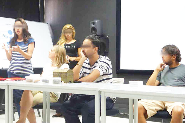 Teilnehmer:innen der Sommerschule «Projects for Marrakech – Learning from each other» sitzen und stehen in einem Seminarraum in Marrakech und diskutieren ihre Designprojekte in einer Gruppendiskussion, 2015.​