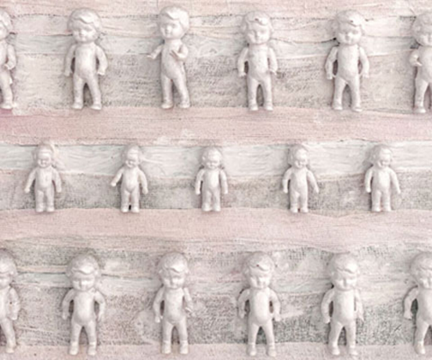 Reliefartige Bildfläche mit drei Reihen kleiner Plastikpuppen auf Gaze, lasierend in Rosa und Weiss übermalt, sodass die Figuren wie seriell erstarrte Körper im Bildgrund erscheinen.