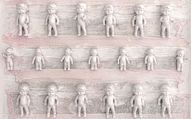 Reliefartige Bildfläche mit drei Reihen kleiner Plastikpuppen auf Gaze, lasierend in Rosa und Weiss übermalt, sodass die Figuren wie seriell erstarrte Körper im Bildgrund erscheinen.