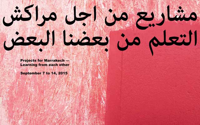 Pinkfarbene Wandfotografie mit arabischer und englischer Schrift „Projects for Marrakech – Learning from each other“, die auf das gleichnamige Projekt und den Ausstellungszeitraum im September 2015 hinweist.