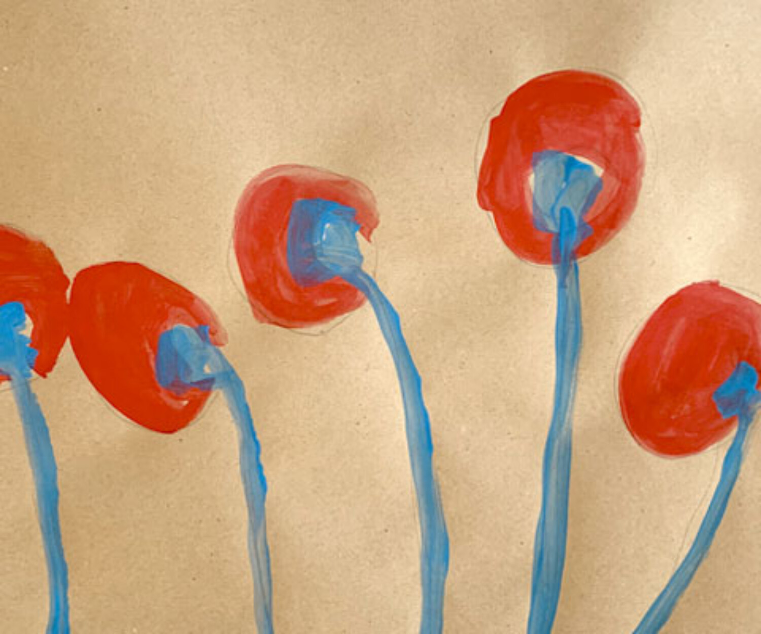Fünf abstrahierte, verblühte Blumen in Rot mit langen blauen Stielen, locker auf braunem Papier gemalt.