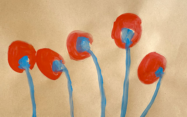 Fünf abstrahierte, verblühte Blumen in Rot mit langen blauen Stielen, locker auf braunem Papier gemalt.