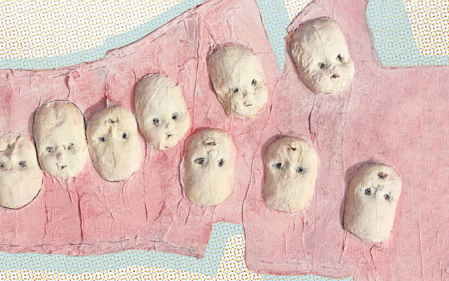 Reliefartige, rosa-rote Bildfläche mit mehreren kleinen, hellen Köpfen, die wie eingearbeitete Gesichter aus dem Material auftauchen.