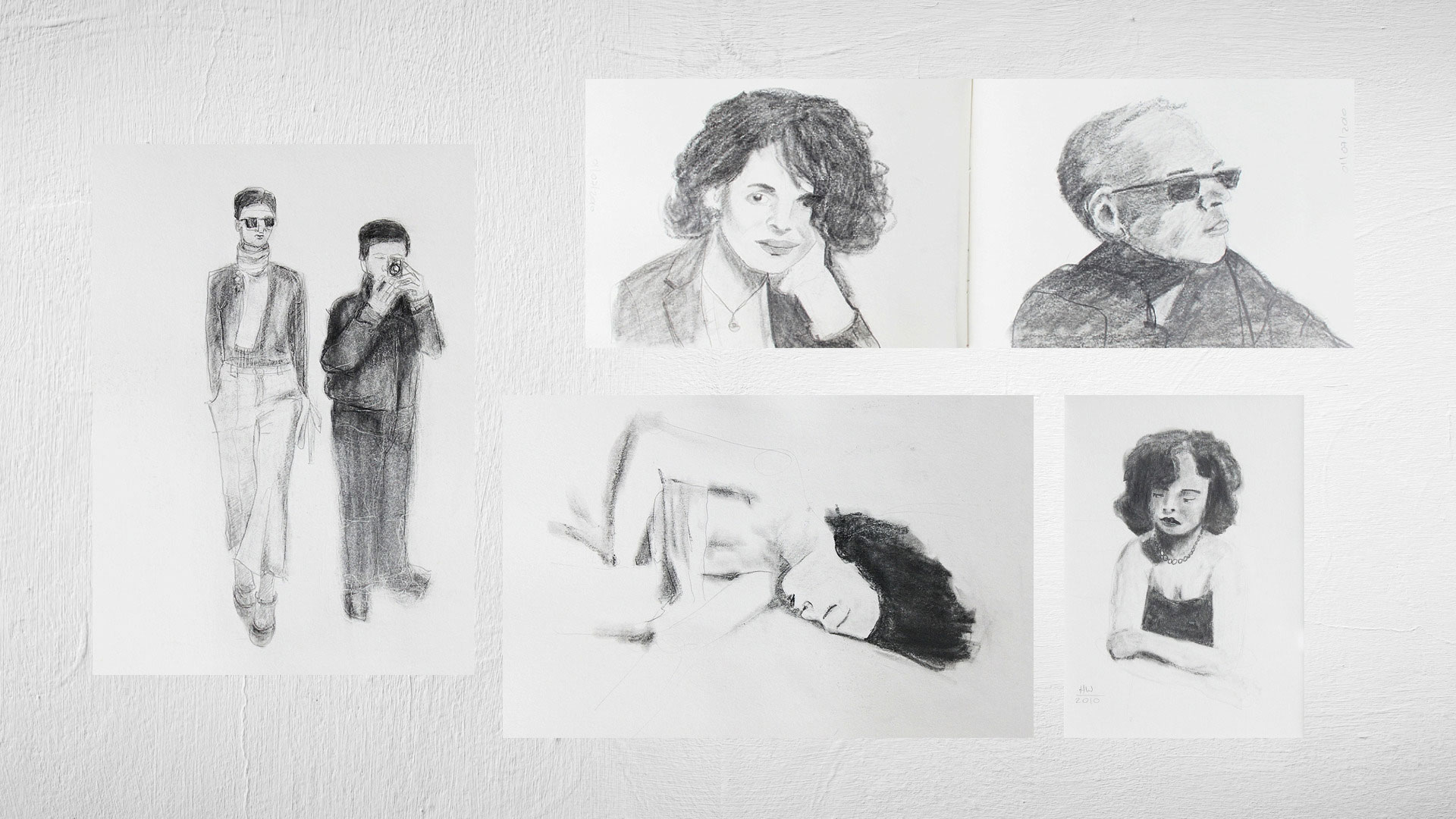 Mehrere Bleistiftskizzen von Menschen in unterschiedlichen Posen, auf weisser Wand arrangiert, Zeichnungen von Heidrun Föhn aus dem Jahr 2010.